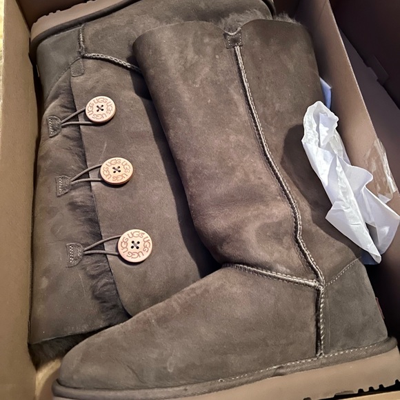 UGG Shoes - Like new Ugg Bailey Button Triplet II